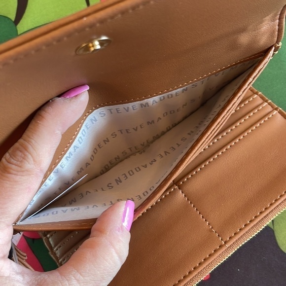 Brand New Steve Madden Cruz Cognac Trifold Snap Wristlet Wallet Gold Tone Chain - Picture 15 of 16